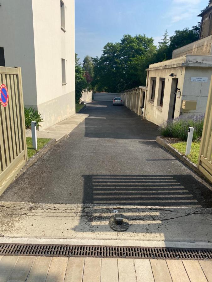 Avenue De Champagne Private Parking